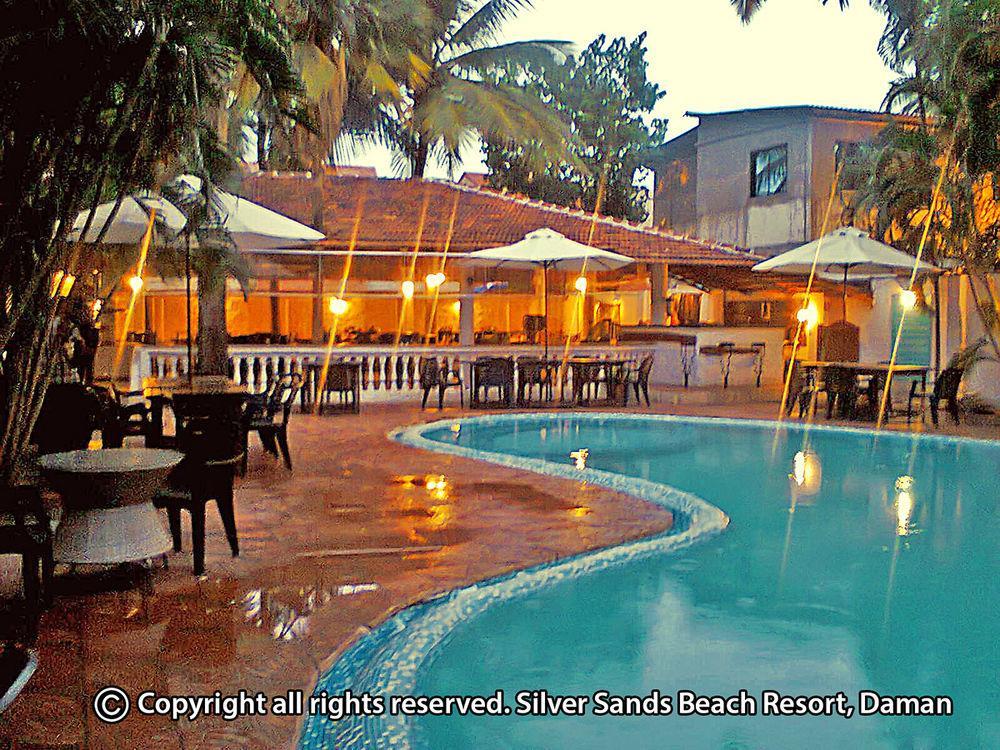 Silver Sands Beach Resort Daman Esterno foto