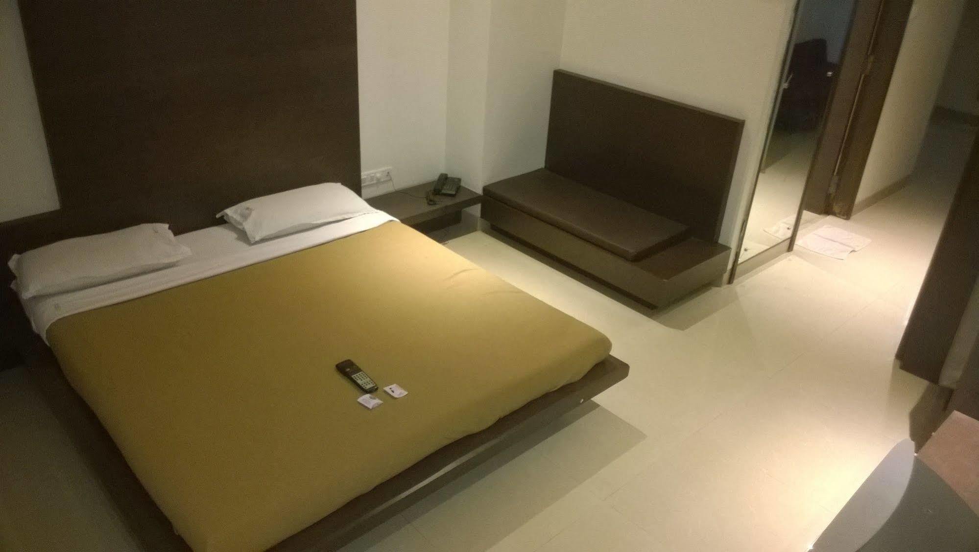 Silver Sands Beach Resort Daman Esterno foto