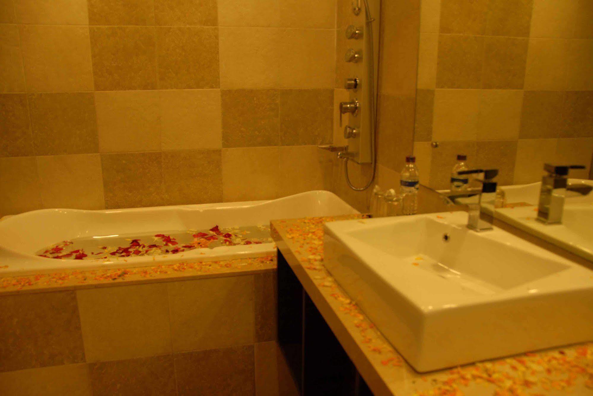 Silver Sands Beach Resort Daman Esterno foto