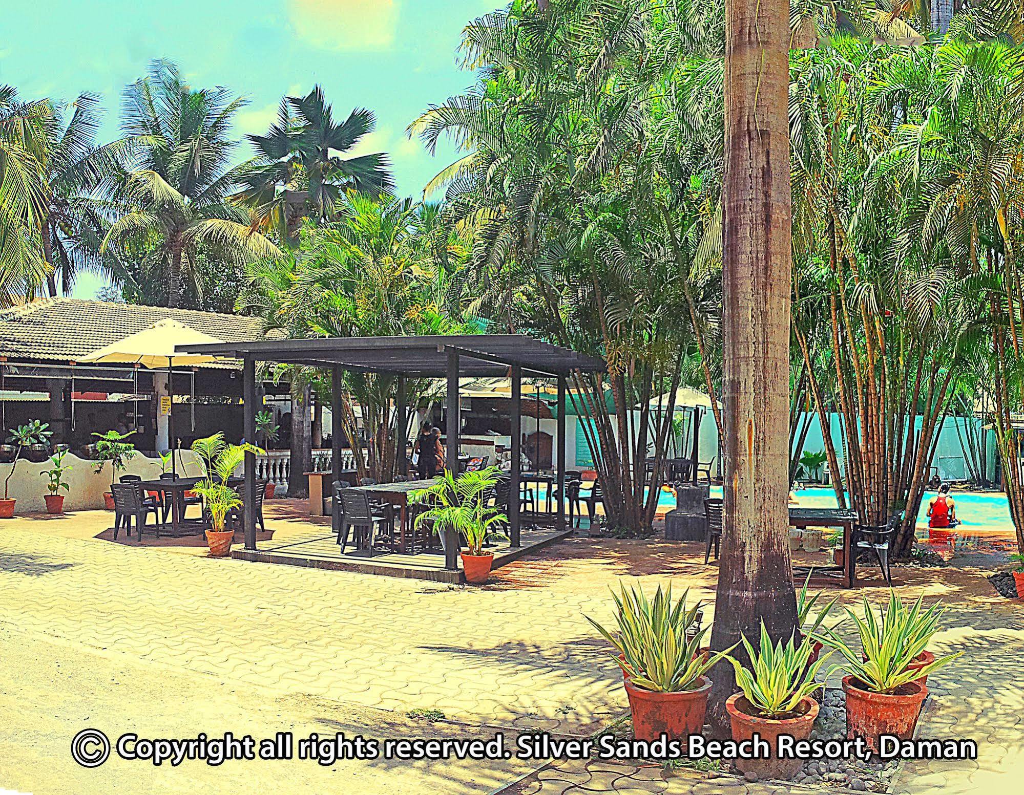 Silver Sands Beach Resort Daman Esterno foto